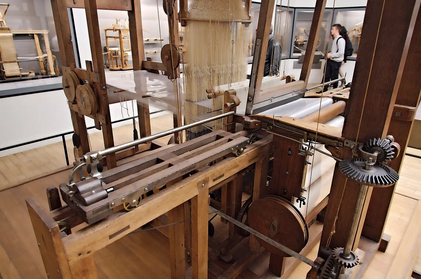 Le métier à tisser les étoffes façonnées de Vaucanson exposé au Musée des Arts et Métiers